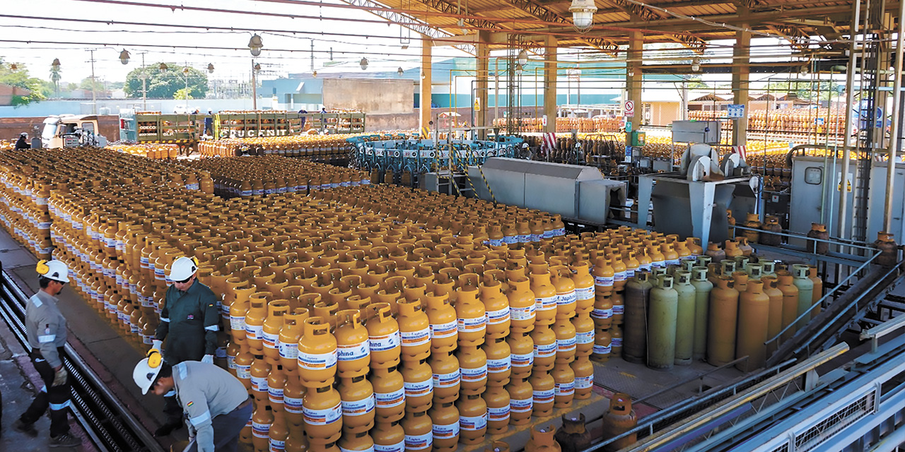 Una de las plantas de engarrafado de GLP en Palmasola, Santa Cruz. | Foto: YPFB