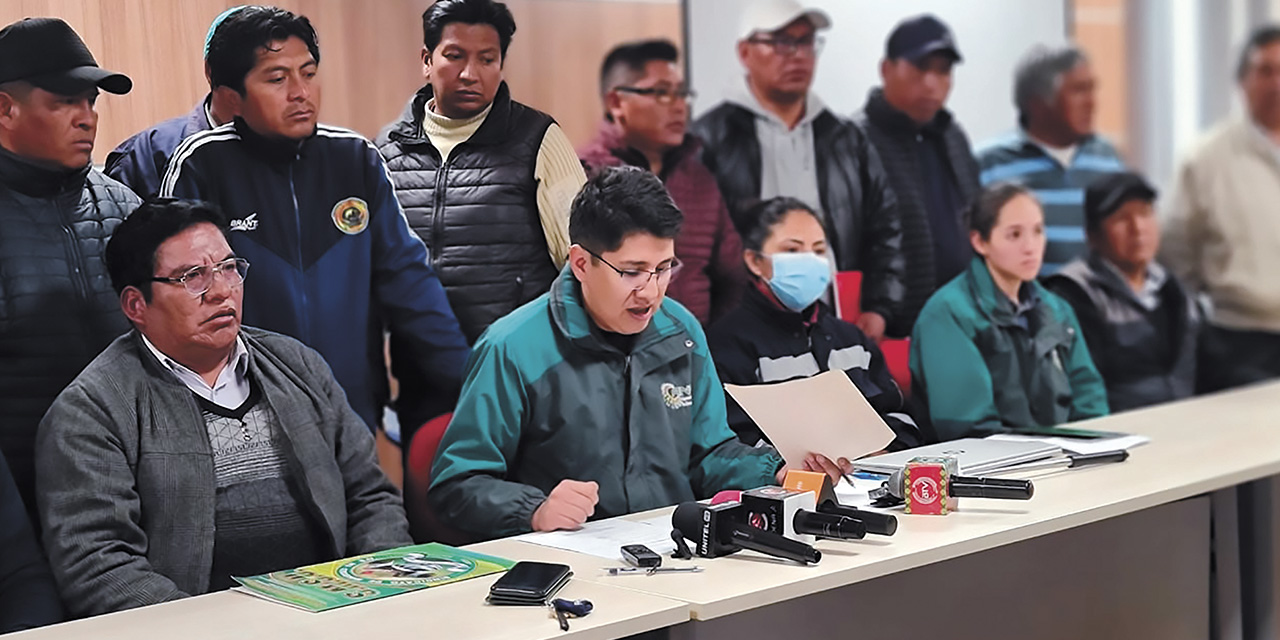 Dirigencia del transporte de El Alto y autoridades de la ANH, en conferencia de prensa.