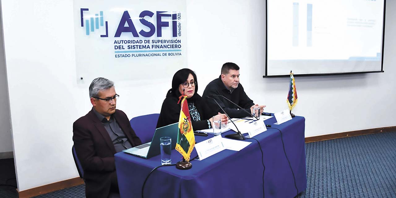 La directora de la Autoridad de Supervisión del Sistema Financiero (ASFI), Ivette Espinoza,  junto a ejecutivos de la entidad, en conferencia de prensa.  