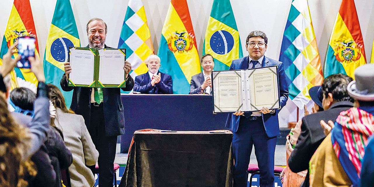 El ministro de Hidrocarburos, Franklin Molina (der.), y su homólogo de Brasil, Alexandre Silveira (izq.).