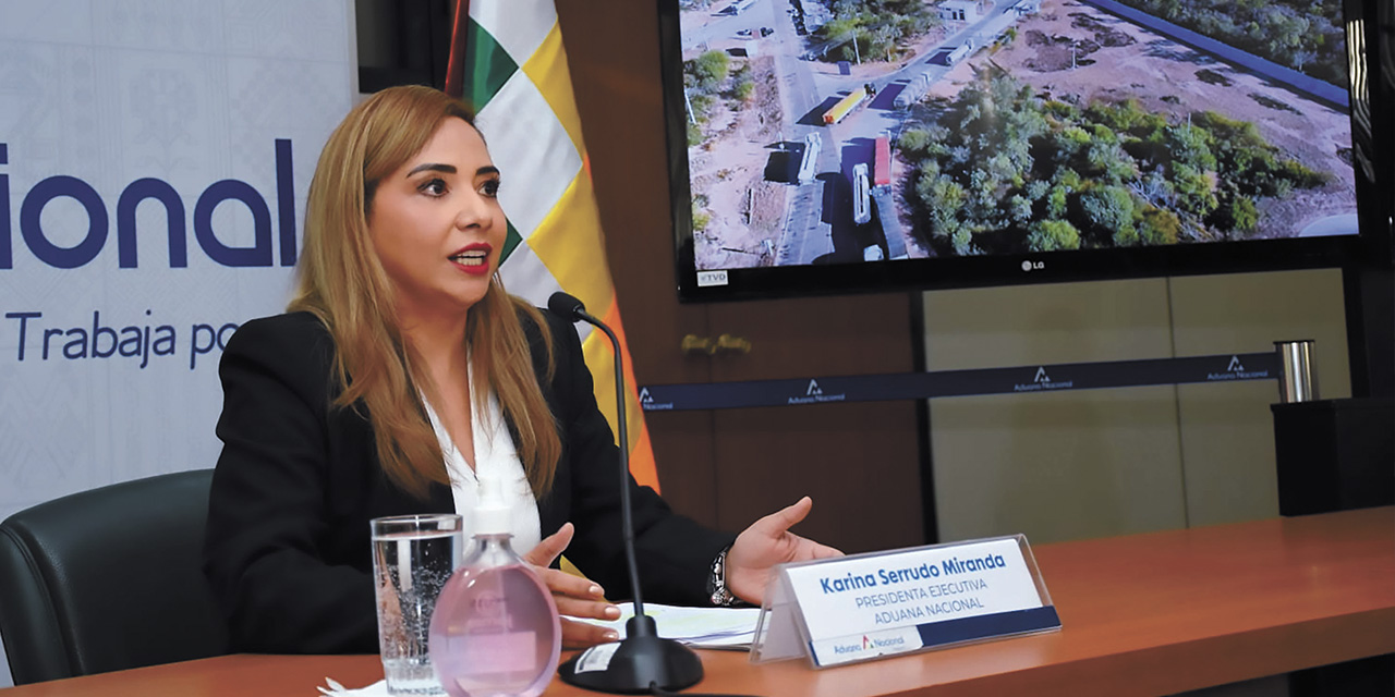 La presidenta de la Aduana Nacional, Karina Serrudo, en conferencia.  | Foto: APG