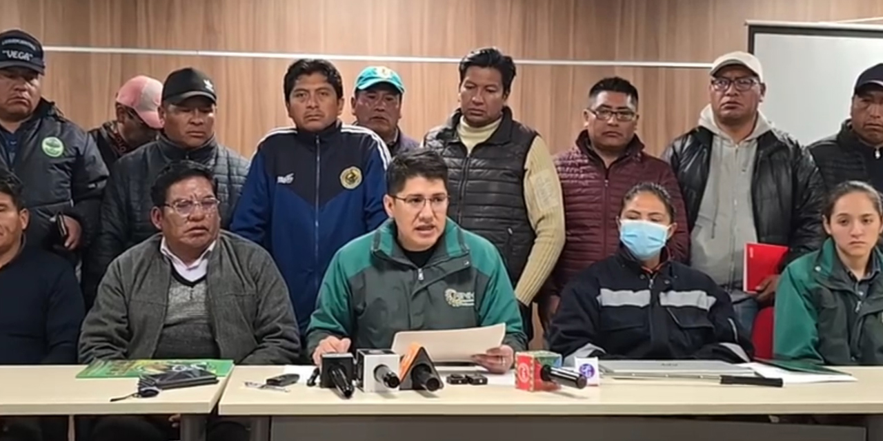 El director de la ANH, Germán Jiménez (centro), y los dirigentes del transporte de Oruro.