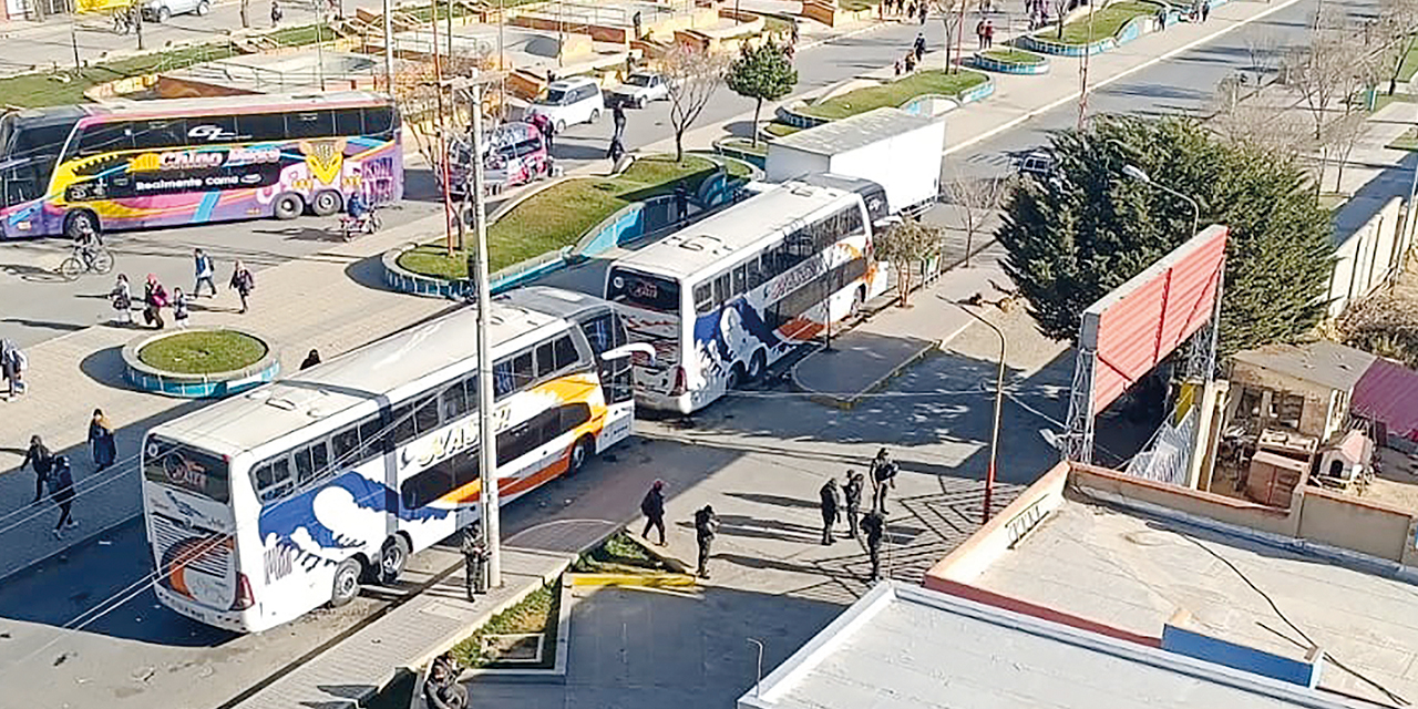 El bloqueo cerca de la planta San Pedro, de YPFB. Foto: YPFB