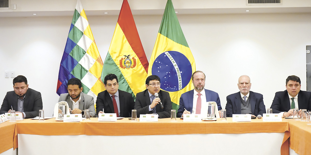 La reunión de autoridades del Ministerio de Hidrocarburos de Bolivia y la comitiva de Brasil. | Foto: MHE