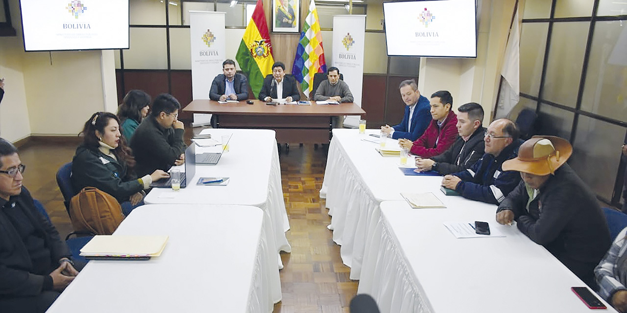 Las autoridades del sector de transporte e hidrocarburos esperaron ayer a la dirigencia de choferes. | Foto: APG