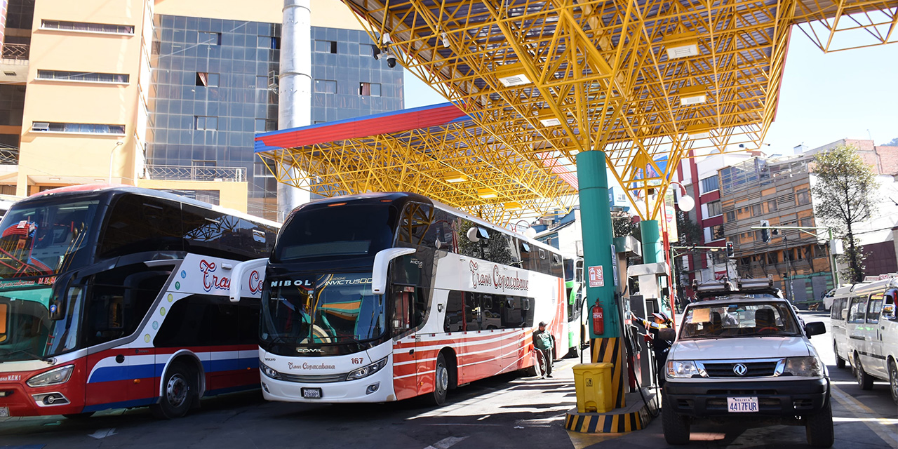 Buses que esperan el carguío de combustibles en la gasolinera Volcán de La Paz. | Foto: Jorge Mamani