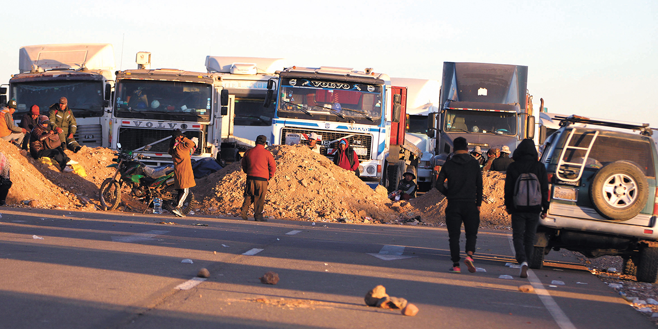 El bloqueo en Caracollo, en la carretera La Paz-Oruro. Foto: APG