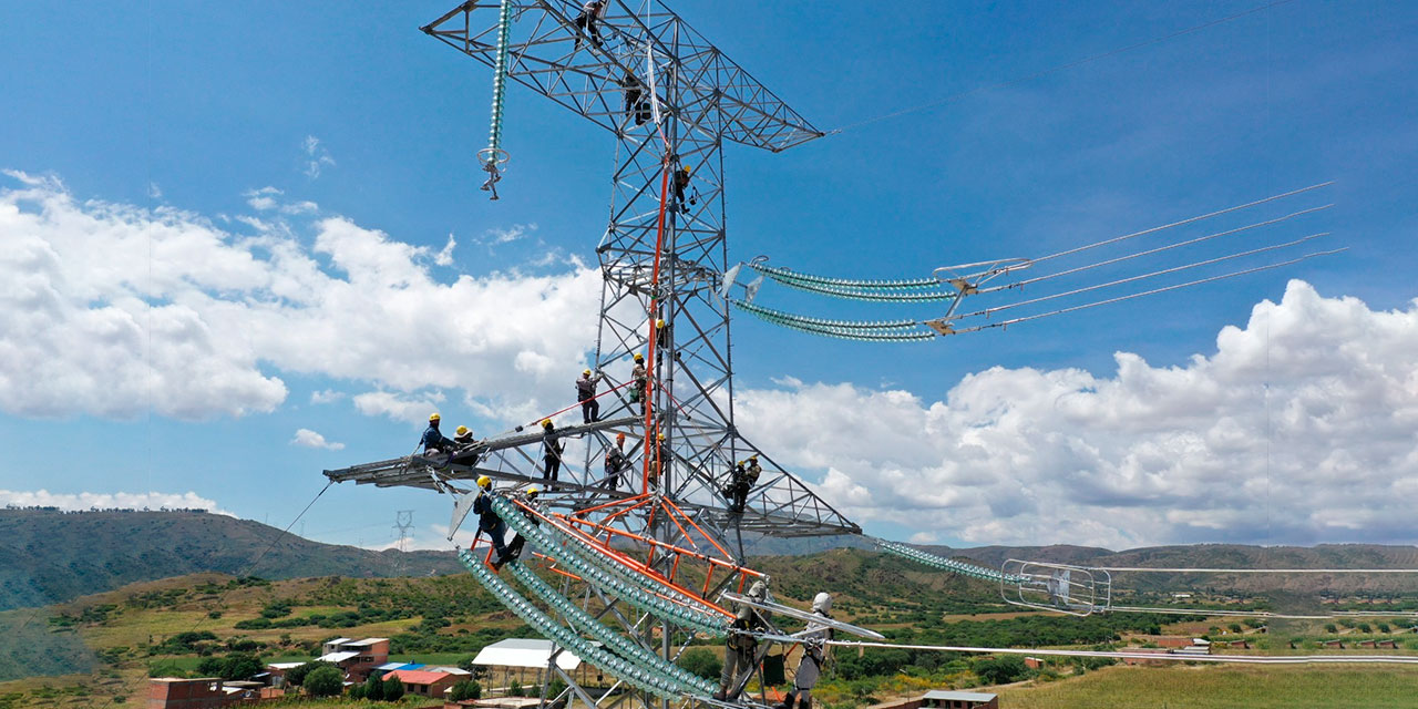 Personal de la estatal ENDE en trabajos de instalación de antenas de electricidad. Foto: ENDE