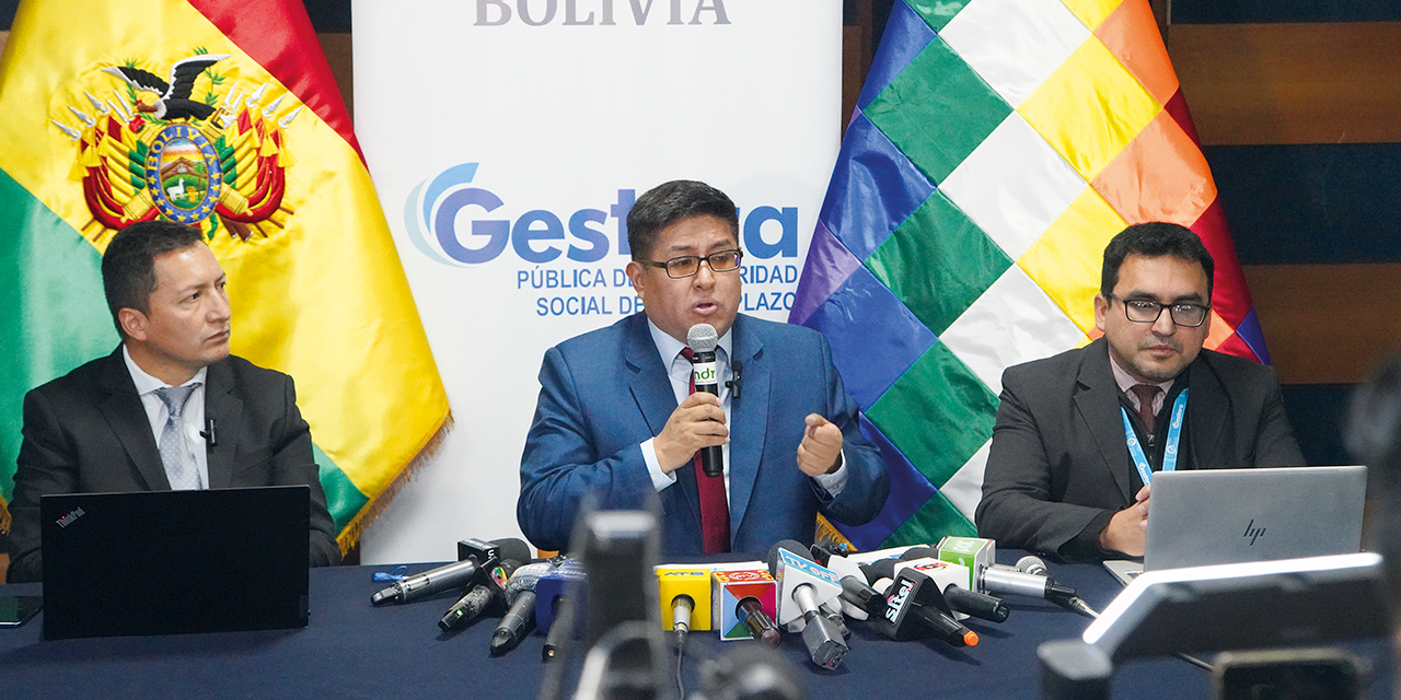 Jaime Durán, gerente de la Gestora Pública, en conferencia de prensa. Foto: Jorge Mamani