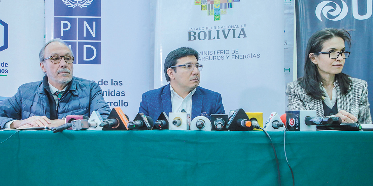 Acto de lanzamiento del Diplomado de Recursos Evaporíticos y Desarrollo del Litio. Foto: MHE