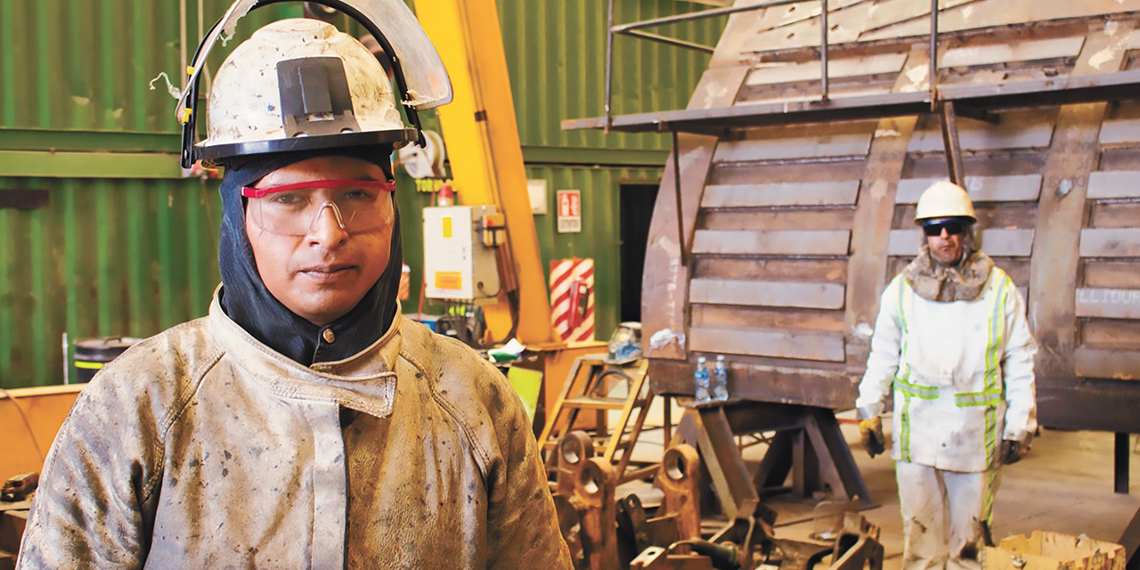 Trabajadores de la minera que opera en Potosí. Foto: MSC