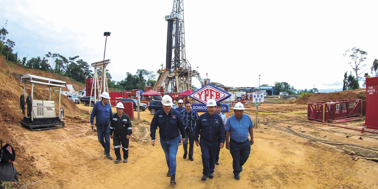 El presidente Luis Arce junto al titular de YPFB, Armin Dorgathen, durante la inspección técnica, ayer.