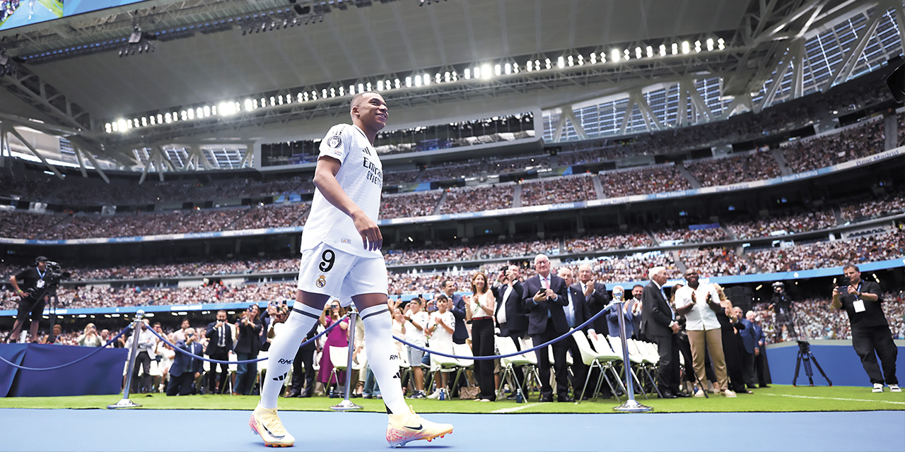 Mbappé desfila por la pista del estadio Bernabéu con la camiseta del Madrid. | Foto: DAZN