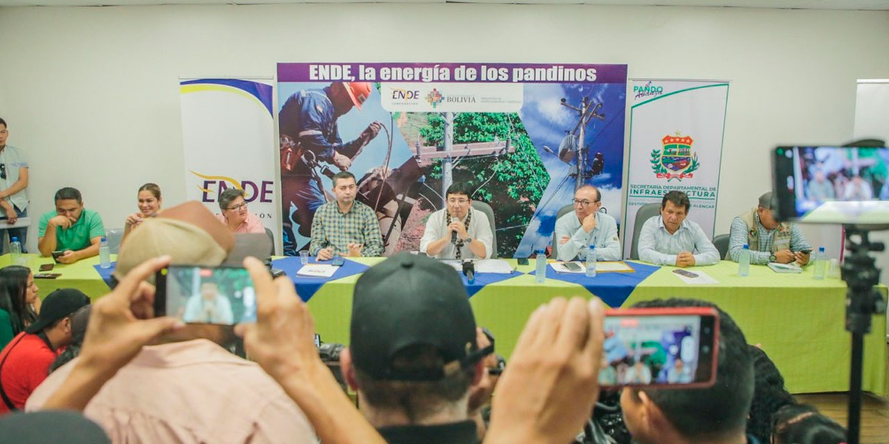 La reunión entre el Ministro Molina y autoridades de Pando, este jueves. Foto: MHyE