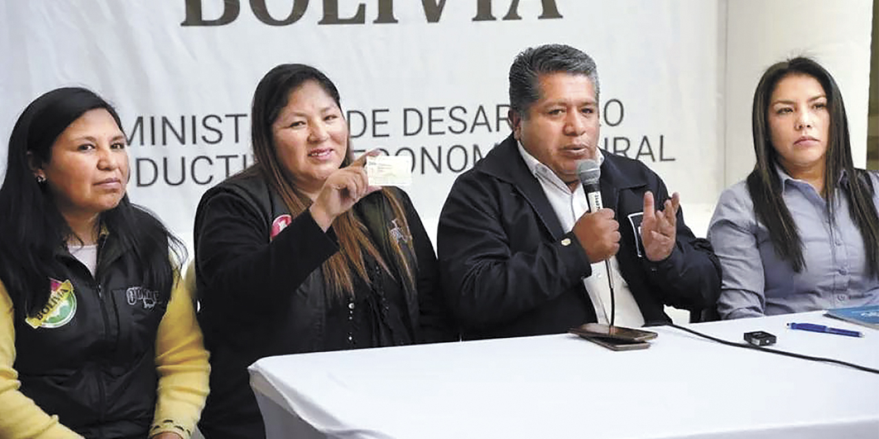 Las autoridades y dirigentes durante la presentación de la cédula. 