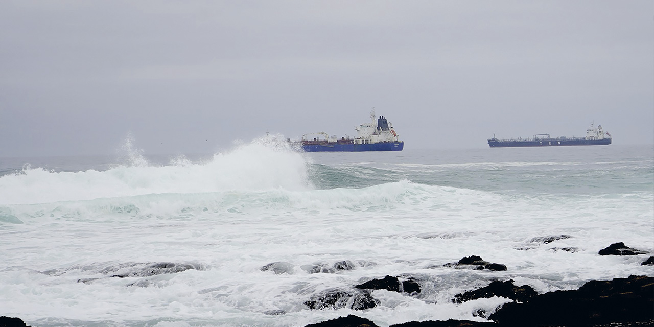 Los buques con combustibles destinados a Bolivia. | Foto: YPFB