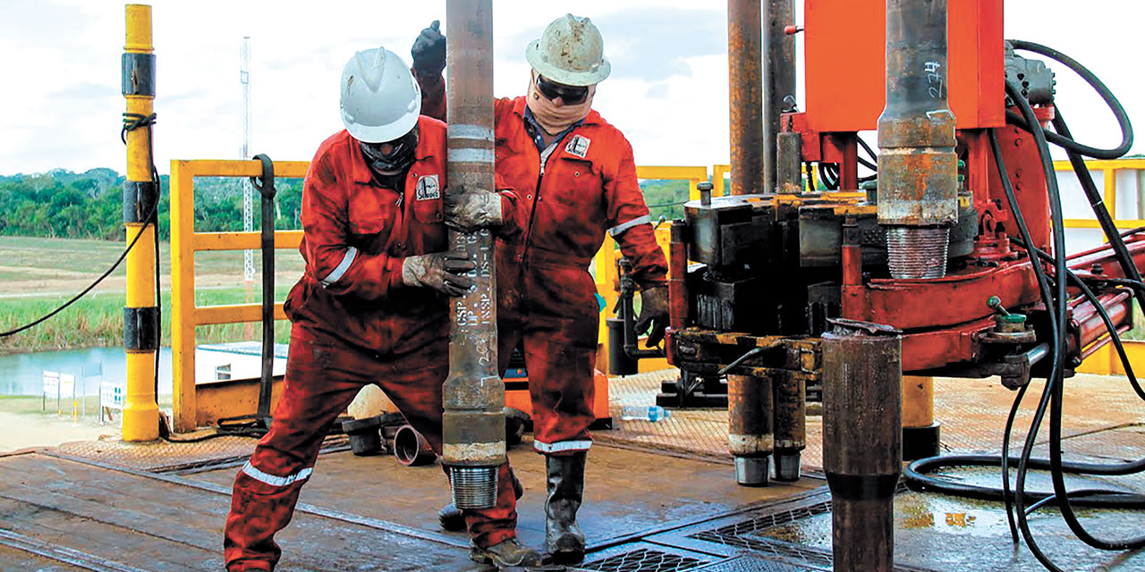 Trabajadores de YPFB en actividades de exploración. Foto: YPFB