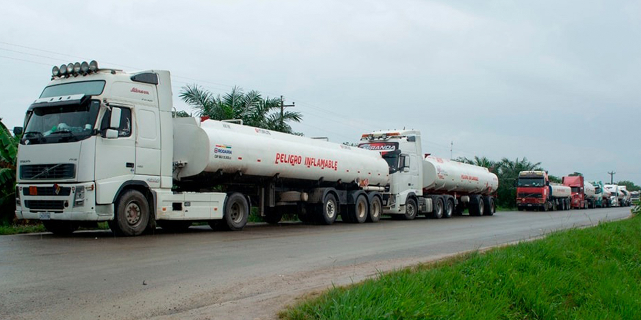 Cisternas con combustible salen de Yacuiba. Foto: RRSS