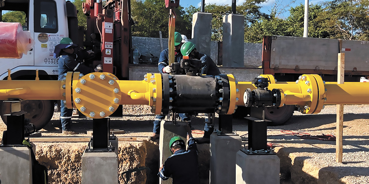 Los trabajos de conexión para la toma de gas.