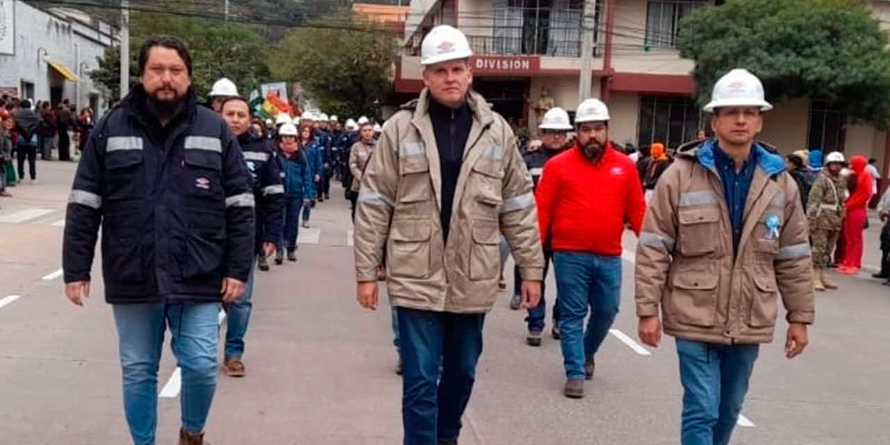 La participación del personal de YPFB en el desfile cívico de Camiri. Foto:  YPFB