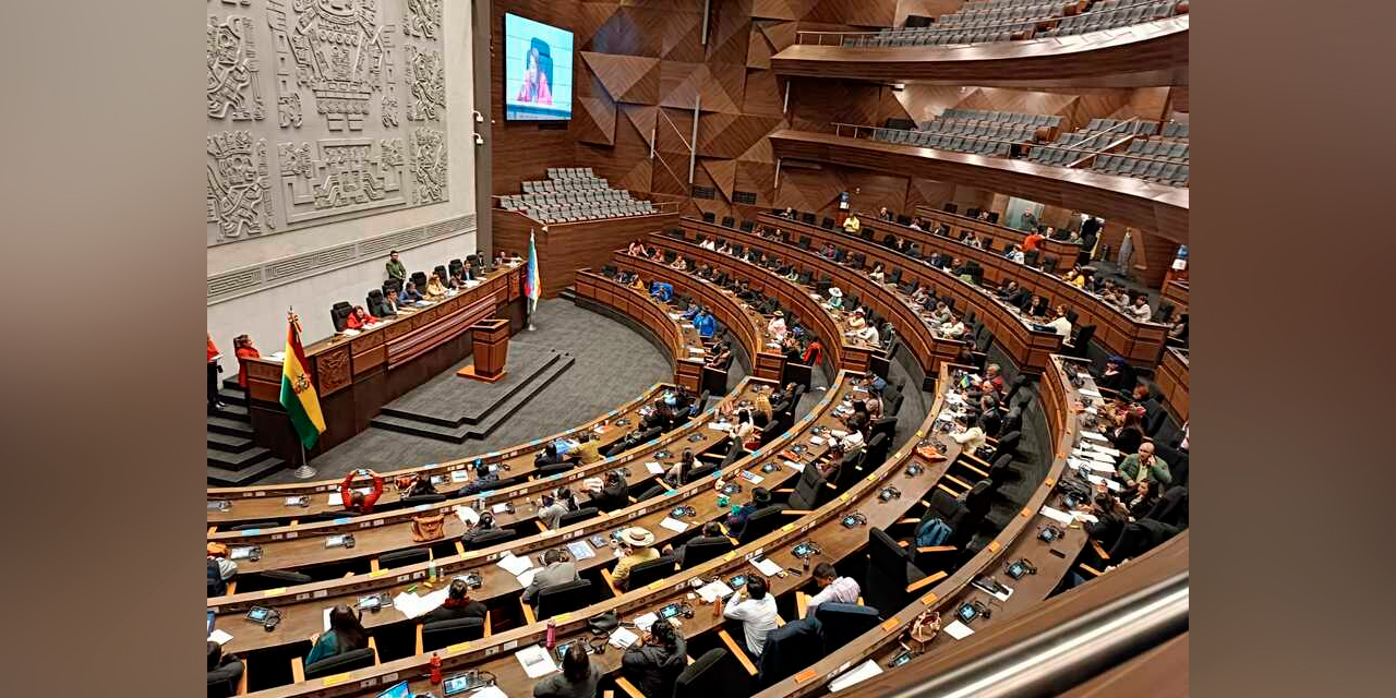 La Asamblea Legislativa tiene pendiente de aprobación 11 proyectos de ley de créditos por $us 1.038.920.000. Foto: Archivo