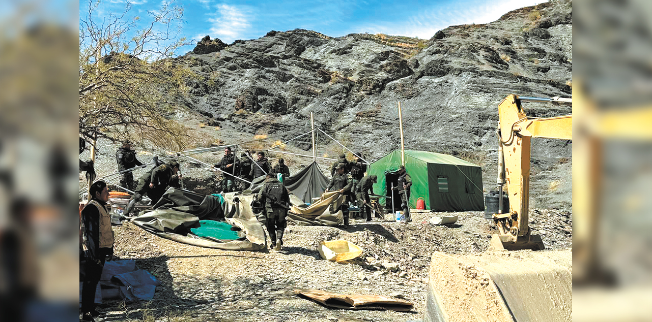 Efectivos policiales desmantelan un campamento minero ilegal en Tarija. Foto: AJAM