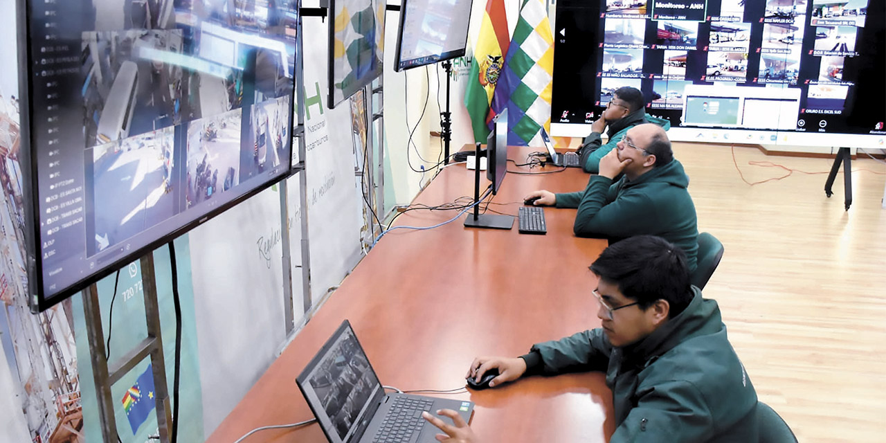 La sala de monitoreo implementada por la ANH para el control de motorizados clonados, tanques adicionales y carguíos repetidos.