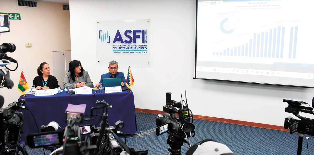 Los ejecutivos de la ASFI explican el proceso administrativo de las agencias sancionadas. Foto:  Jorge Mamani