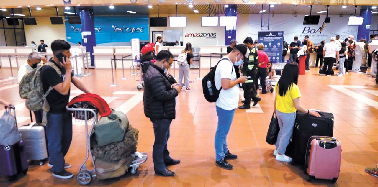 Pasajeros en el Aeropuerto Internacional de Viru Viru. Foto: APG