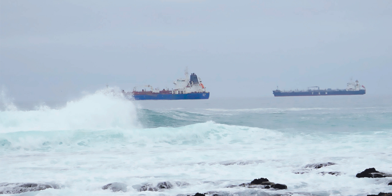 Los buques con carga de combustibles destinados al país, en el Puerto de Arica. Foto: YPFB