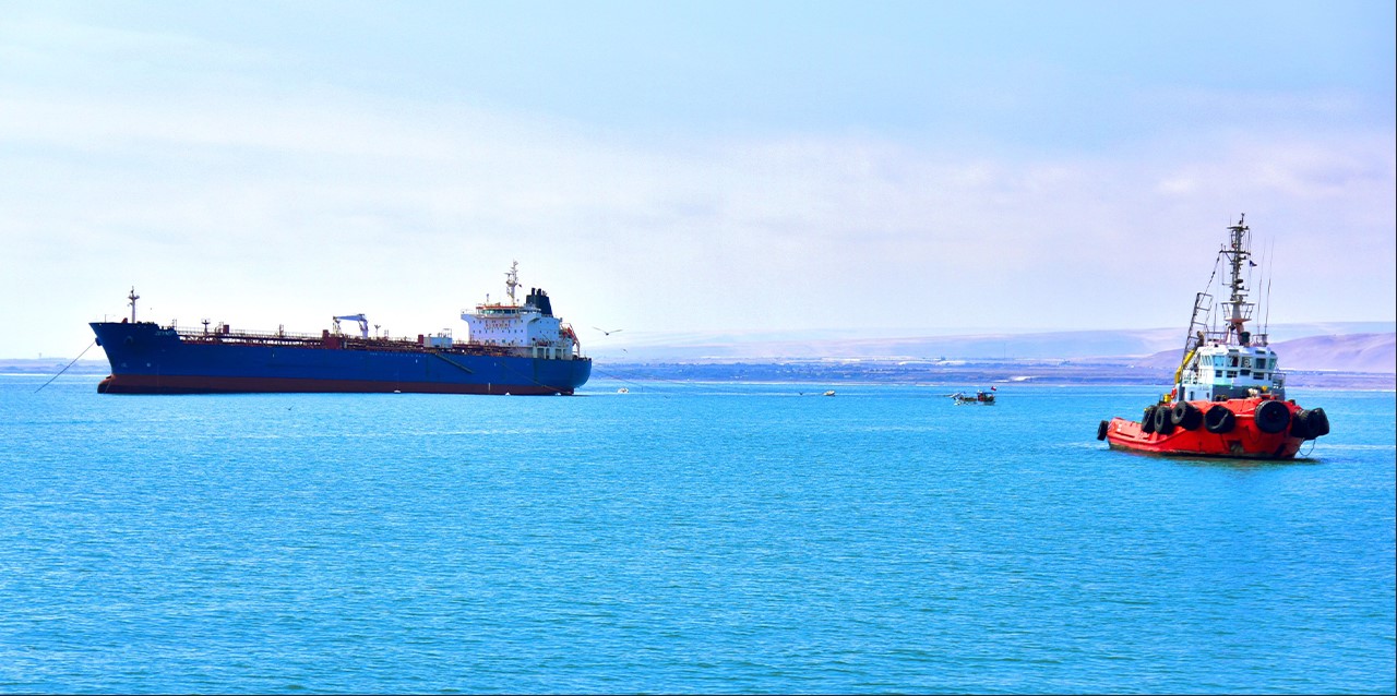 Las condiciones de mar y meteorológicas favorables permitieron culminar la operación de desembarque del combustible. Foto YPFB