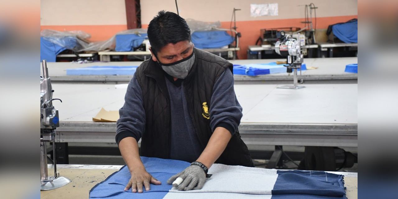 Trabajador de una pequeña empresa del sector de la costura. | Foto: Archivo