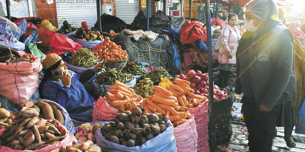 Un mercado de abasto en la ciudad de La Paz, con oferta de productos agropecuarios.