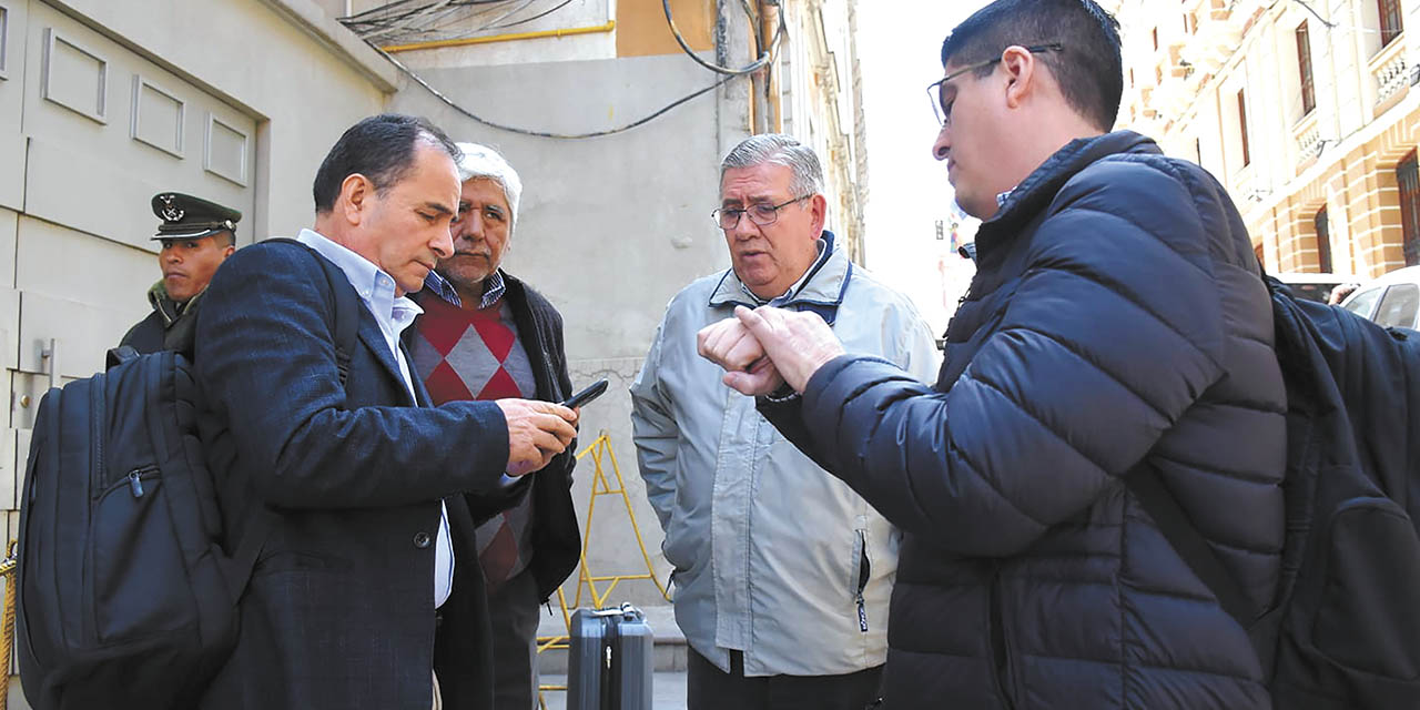 Representantes de la CAO al salir de la reunión con el Gobierno, en la Casa Grande del Pueblo.  | Foto: APG