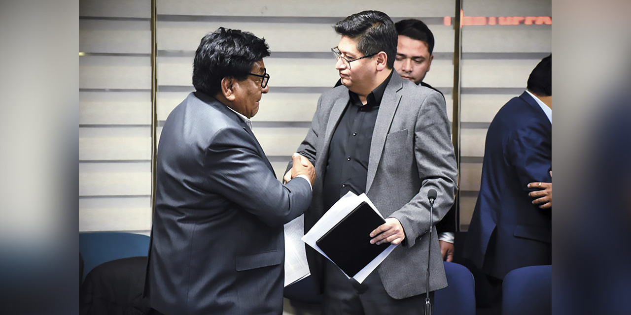 El principal dirigente de los choferes, Lucio Gómez, y el ministro de Economía, Marcelo Montenegro, se dan la mano después de la reunión de ayer. | Foto: Gustavo Ticona