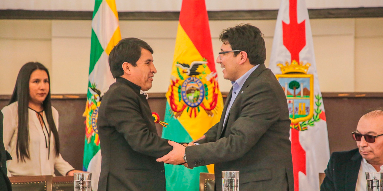 El gobernador de Chuquisaca, Damián Condori, el ministro de Hidrocarburos y Energía, Franklin Molina. Foto: MHyE