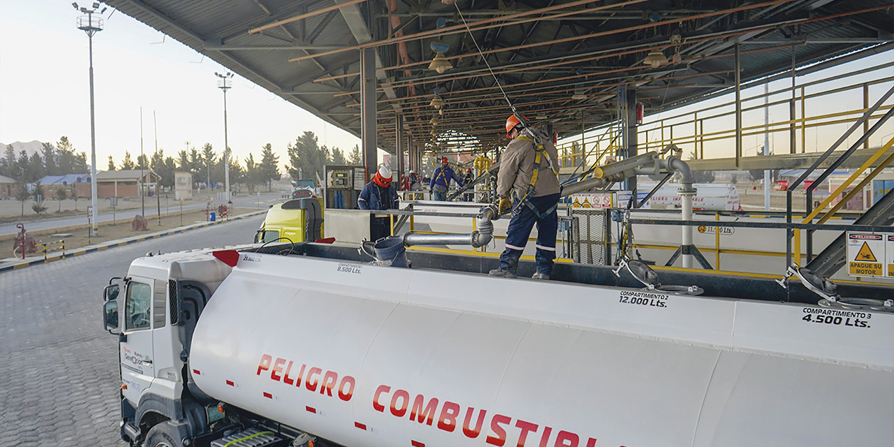 Carguío de carburantes en los camiones cisterna en las plantas de almacenaje de YPFB. | Foto: YPFB