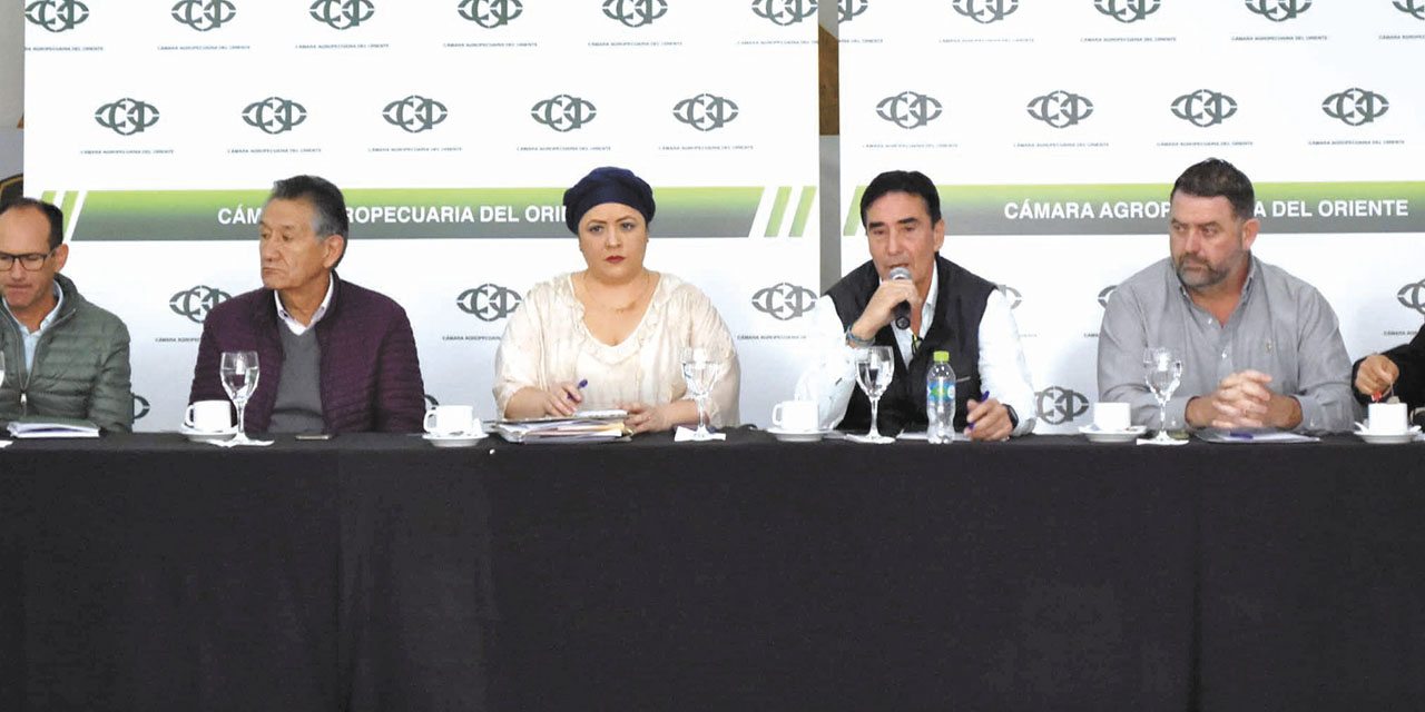 La ministra de la Presidencia, María Nela Prada, junto a representantes de Confeagro y la CAO.