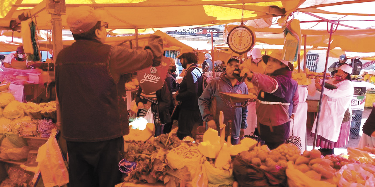 Especialistas controlan los mercados verificando precio y  peso justos.  | Foto: Ibmetro