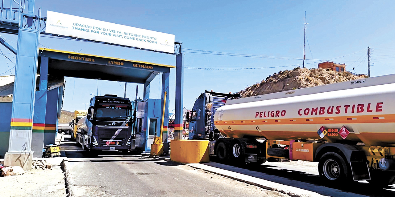 El ingreso y salida de camiones cisternas en el paso fronterizo de Tambo Quemado, Oruro, ayer. | Foto: YPFB