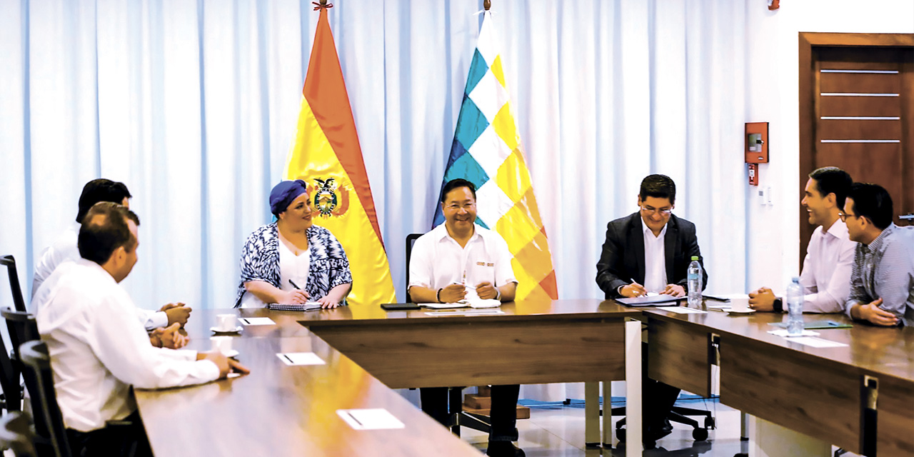 El presidente Luis Arce junto a ministros y representantes del sector privado de Santa Cruz, en un anterior encuentro. | Foto: Archivo