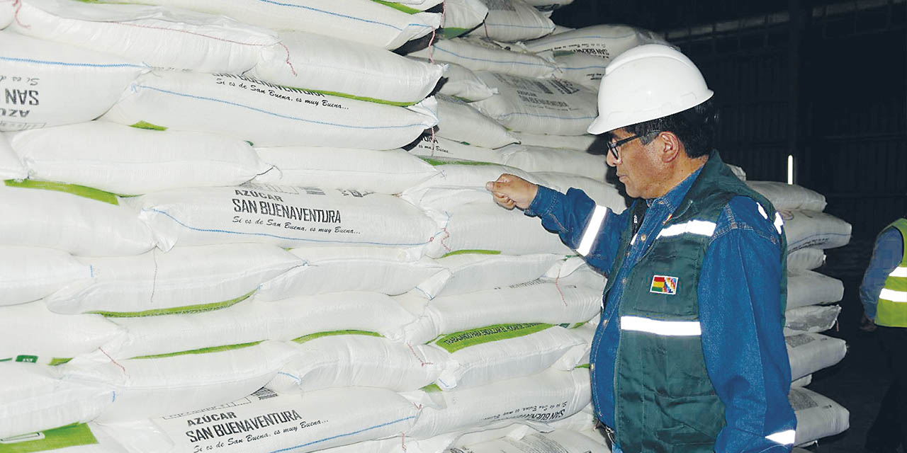 El ministro de Desarrollo Productivo, Néstor Huanca, en la planta de Easba. | Foto: // FOTO: MDPyEP