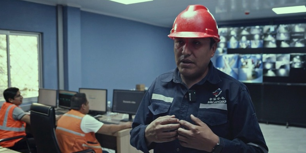 Nino Bejarano en el Centro de control de la empresa Sinohydro.