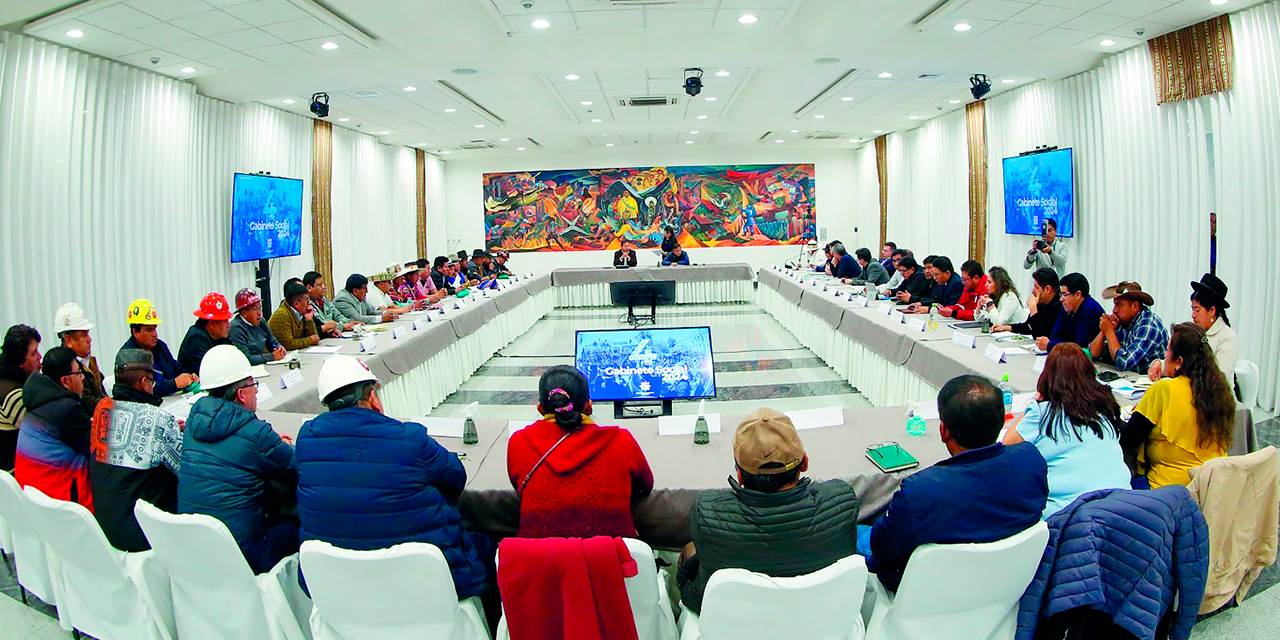 El presidente Luis Arce con los empresarios de Bolivia en la Casa Grande del Pueblo. Foto: Presidencia