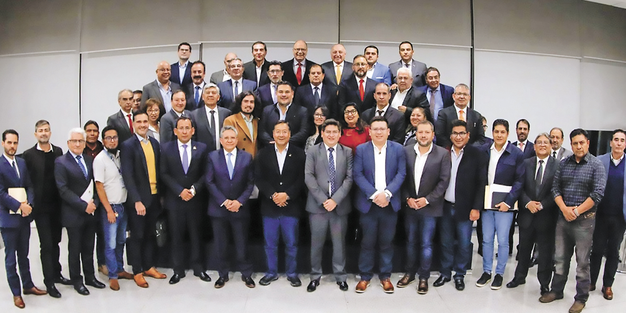 El presidente Luis Arce, ministros del área económica y los empresarios en la foto oficial después de la declaratoria de cuarto intermedio.