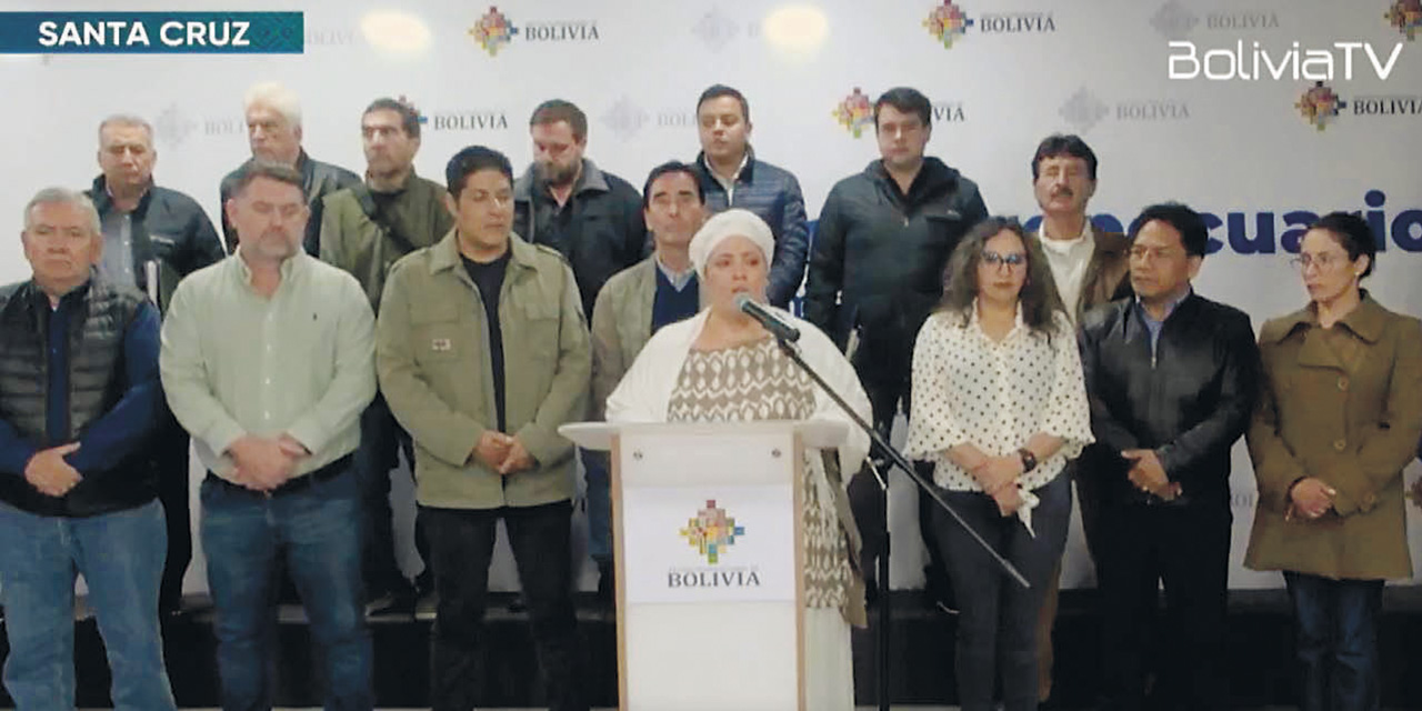 Los represen-tantes del Gobierno y de la CAO que participaron en el encuentro.  | Foto: Captura BTV