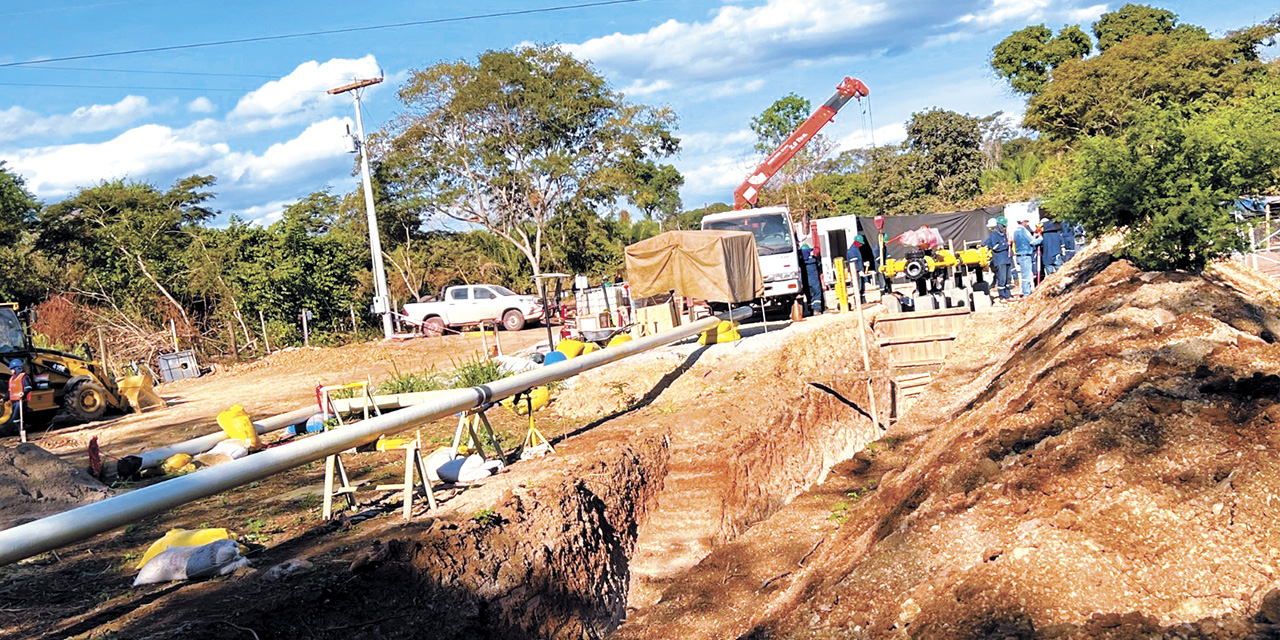 Parte de los trabajos que se desarrollan para garantizar el transporte del combustible para la Siderúrgica del Mutún. | Foto: ESM