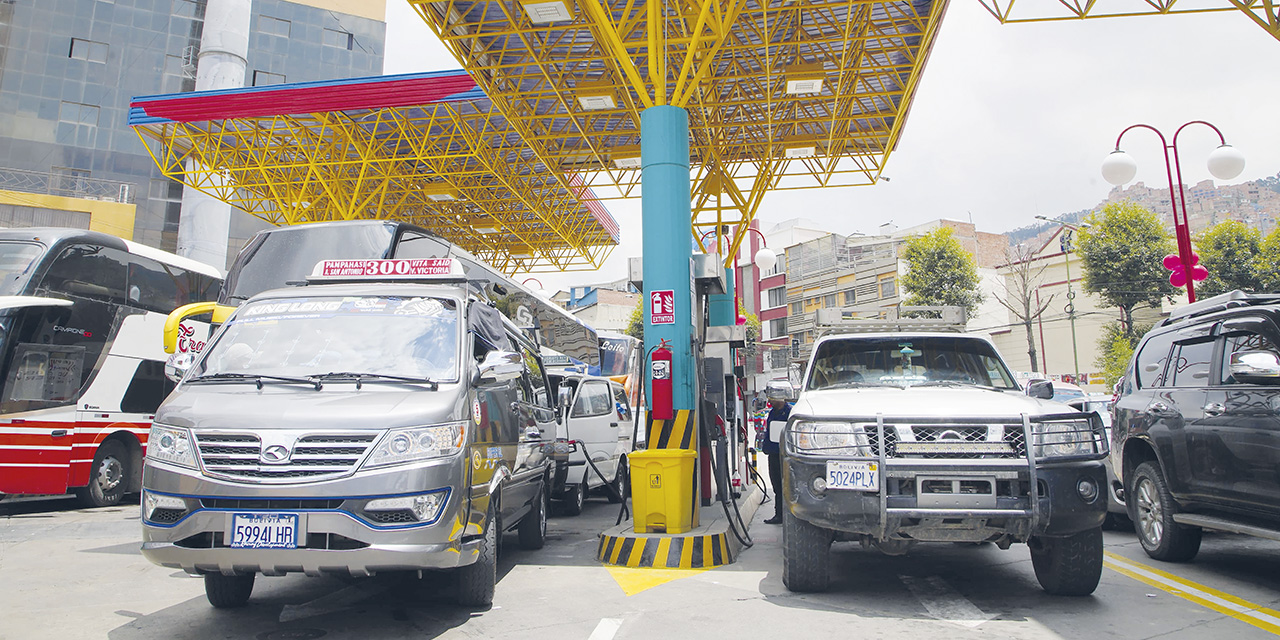 Venta de combustibles en una estación de servicio de  La Paz. | Foto: Jorge Mamani