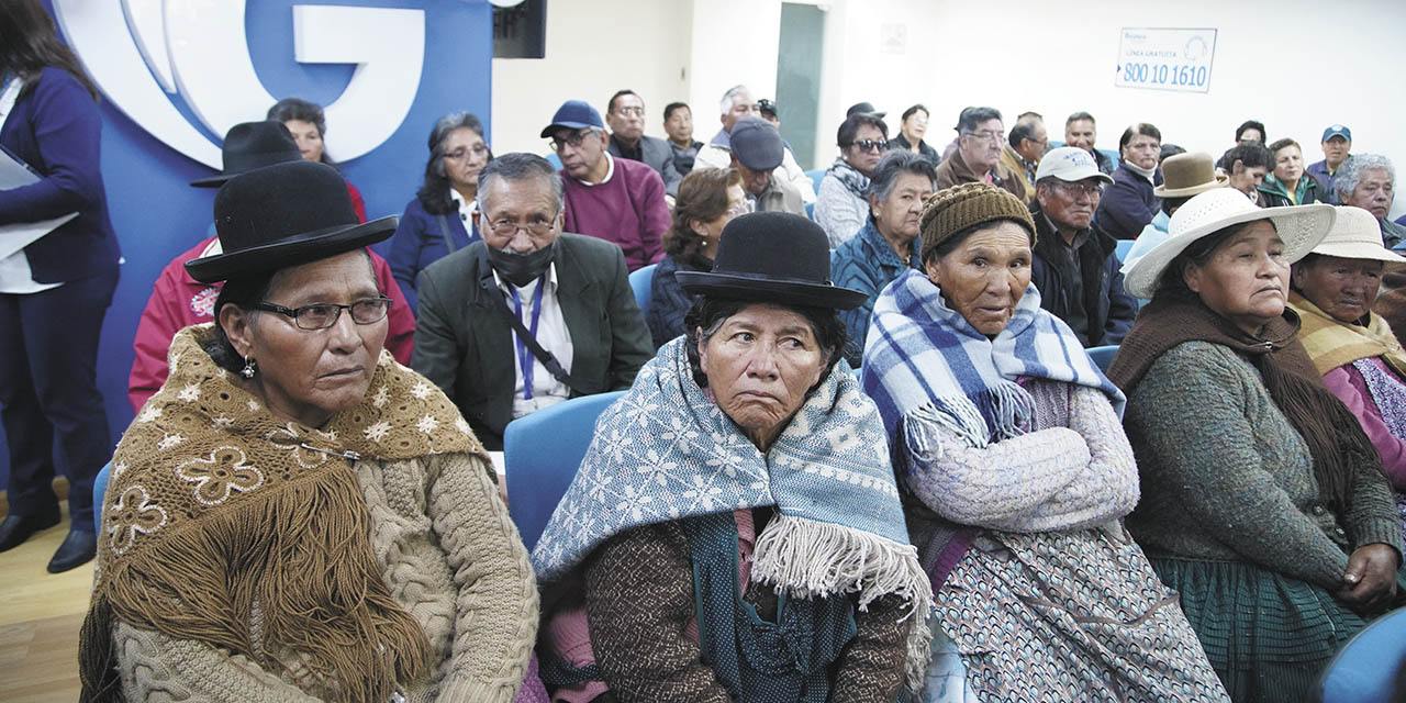 Los adultos mayores reciben un agasajo en la Gestora Pública.  | Foto: Jorge Mamani