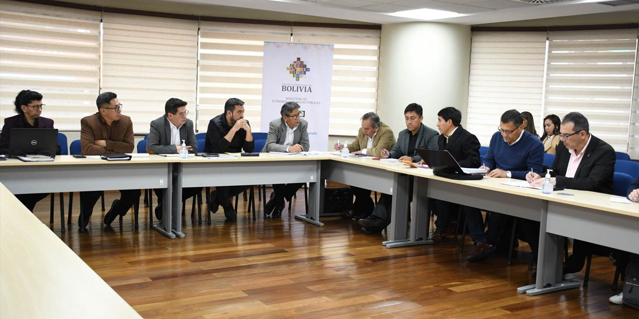 El encuentro entre autoridades del Ministerio de Economía y de los gobiernos autónomos departamentales. Foto: MEyFP